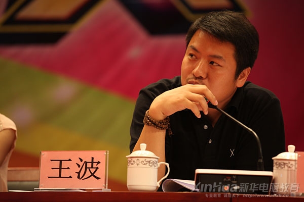 現場評委對選手們的表現進行專業點評