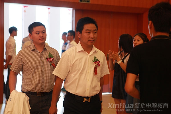 企業家劉亮步入成功學子報告會會場