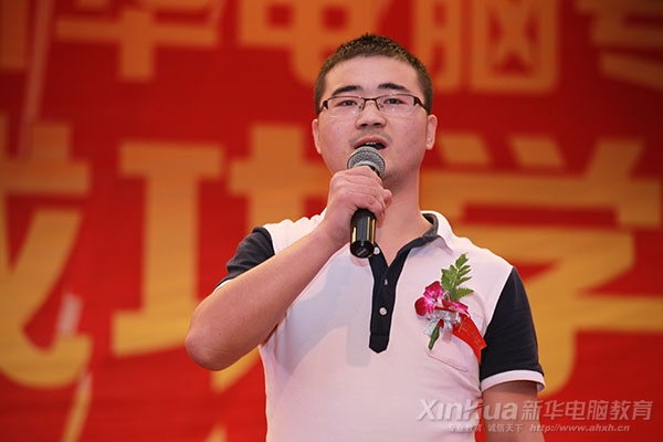 在成功學子報告會上激情高歌《歌唱祖國》的汪林君