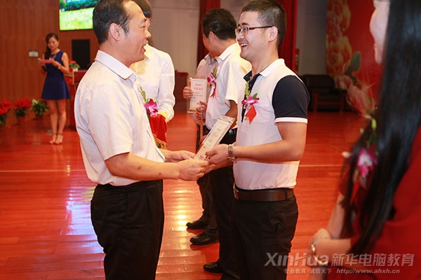 接受安徽新華電腦專修學院副院長孫禮平頒發榮譽證書的汪林君